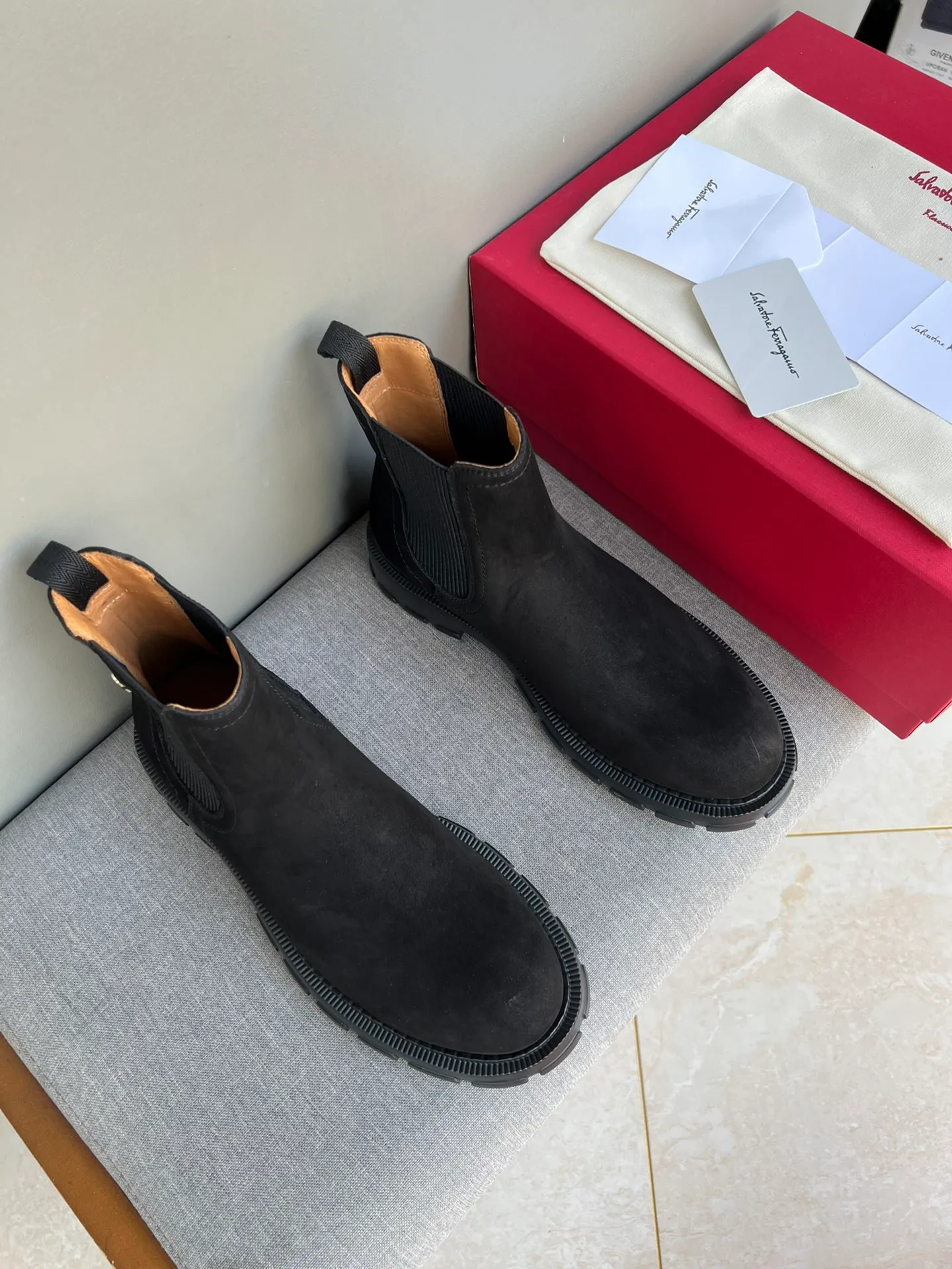 [Ferragamo] Top P: 1000💰 Number of yards: 39~44 (38.45 custom-made, non-refundable) Ferragamo winter series, original 1:1 development, casual men's short boots, original quality, exclusive new Ferragamo autumn and winter new high-top men's shoes, exquisite hand-stitching, workmanship details comparable to counters, imported calfskin upper, cowhide lining, original foam outsole.